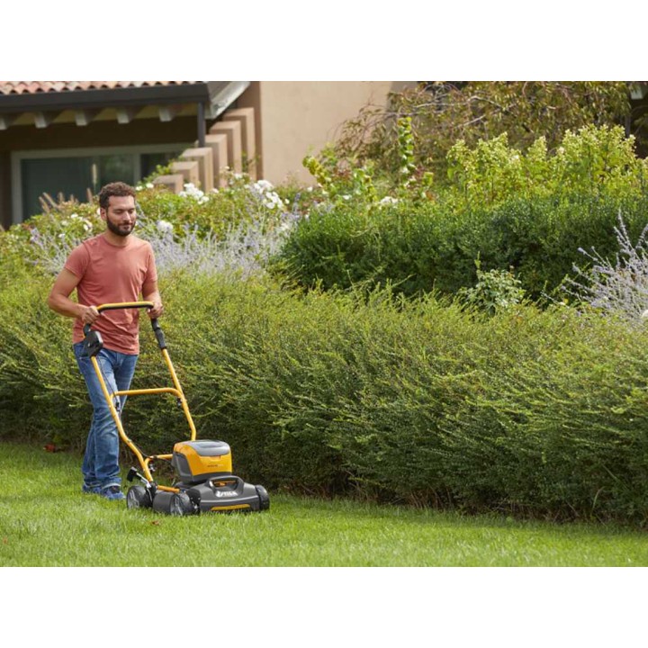 Stiga Multiclip 547 AE Kit -akkuruohonleikkuri, 48 V, 4 Ah, 45 cm