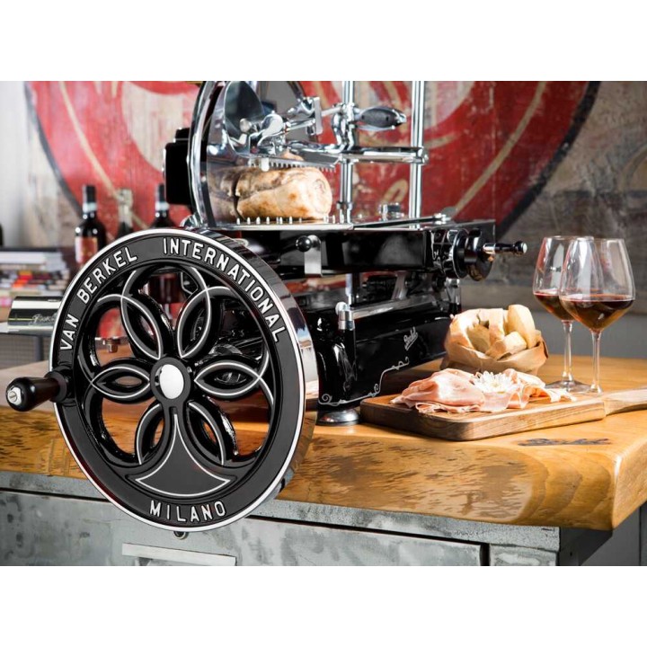 Berkel B114 Nero vauhtipyöräkäyttöinen viipalointikone, jalusta, 319 mm:n terä