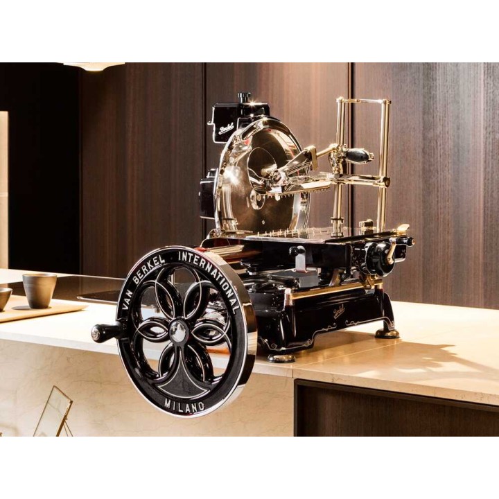 Berkel B114 Nero vauhtipyöräkäyttöinen viipalointikone, jalusta, 319 mm:n terä
