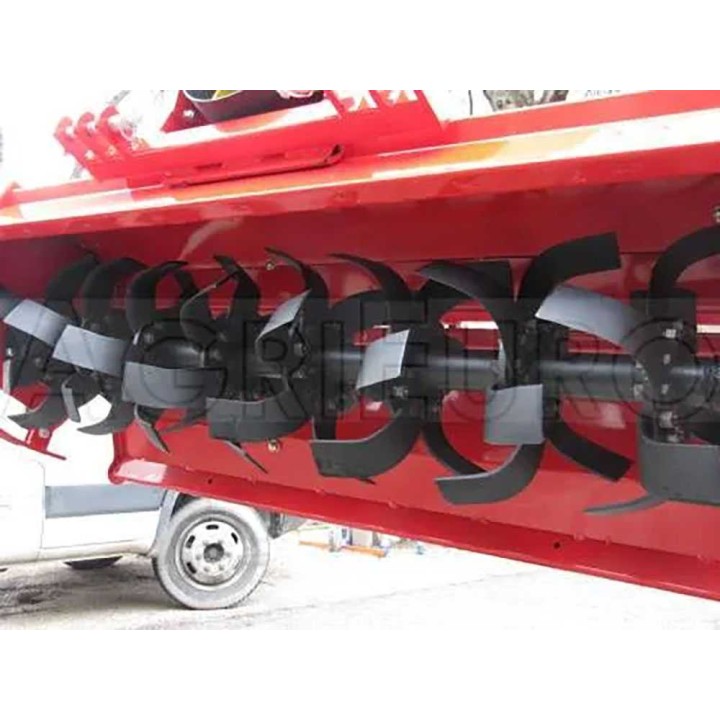 UR 150 traktorijyrsin, 150 cm, 48 jyrsinterää, sivuttaissiirto, 35–40 HP