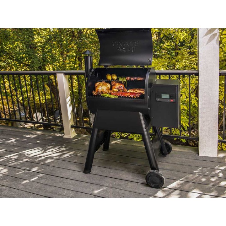 Traeger Pro 575 pellettigrilli, Wi-Fi-ohjaus, savustustoiminto, 4 477 cm²