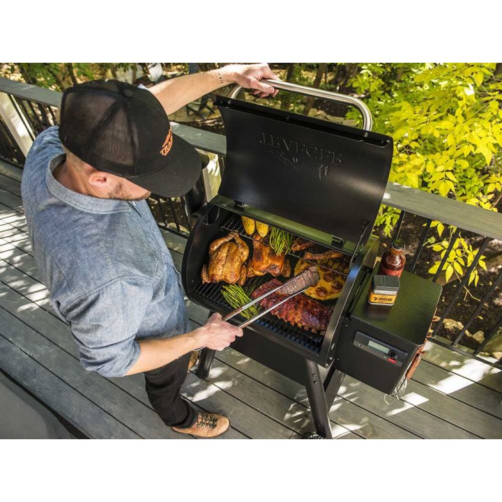 Traeger Pro 575 pellettigrilli, Wi-Fi-ohjaus, savustustoiminto, 4 477 cm²