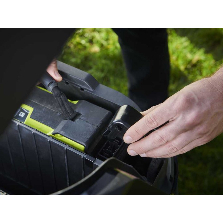 RYOBI RY72TMX107-210 akkukäyttöinen ajoleikkuri, 72 V, 2 × 10 Ah, 107 cm