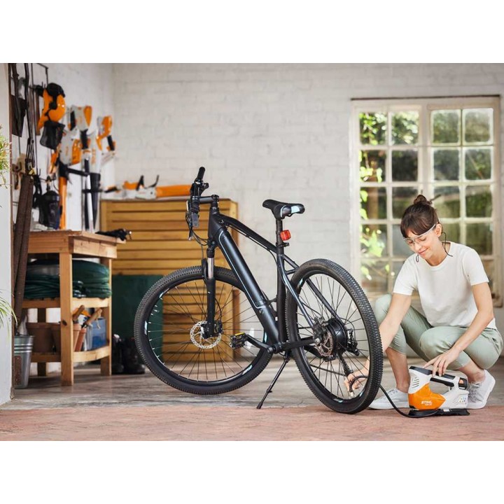 STIHL KOA 20 akkukompressori, 10,8 V, 2,6 Ah akku ja laturi