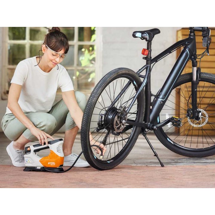 STIHL KOA 20 akkukompressori, 10,8 V, 2,6 Ah akku ja laturi