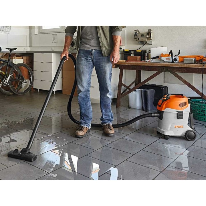 STIHL SE 33 märkä- ja kuivaimuri, 1 400 W, 12 l, puhallustoiminto