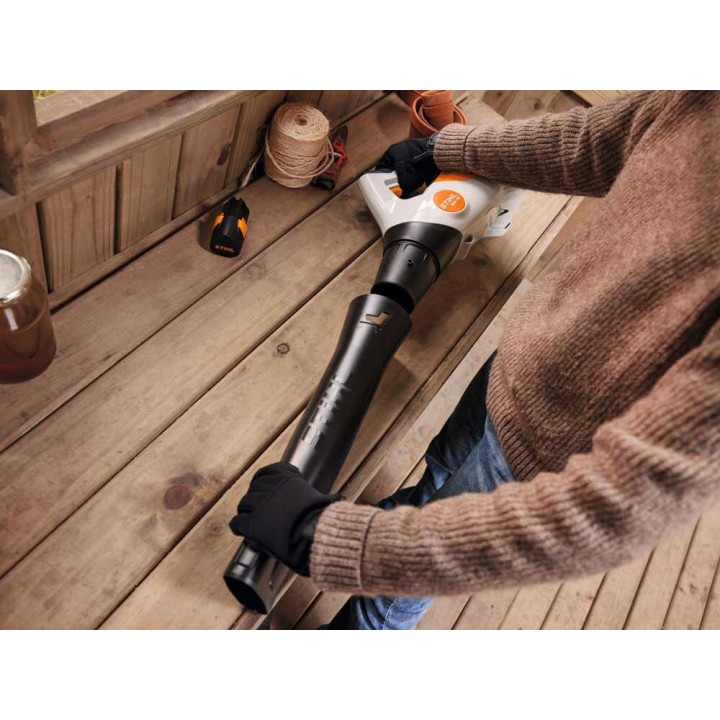 STIHL BGA 30 -akkupuhallin, 2 × 10,8 V 2,6 Ah akku ja laturi