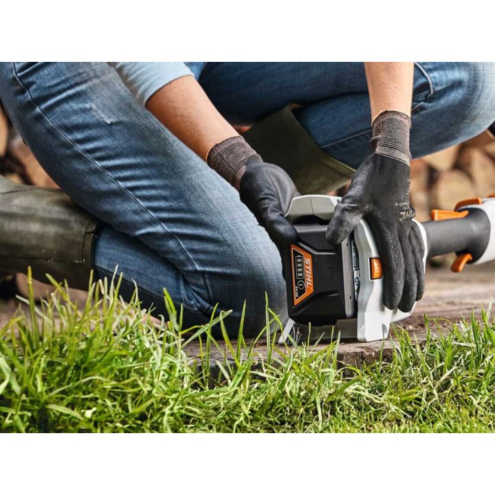 STIHL FSA 50 -akkutrimmeri, 36 V, 2 Ah:n akku ja laturi
