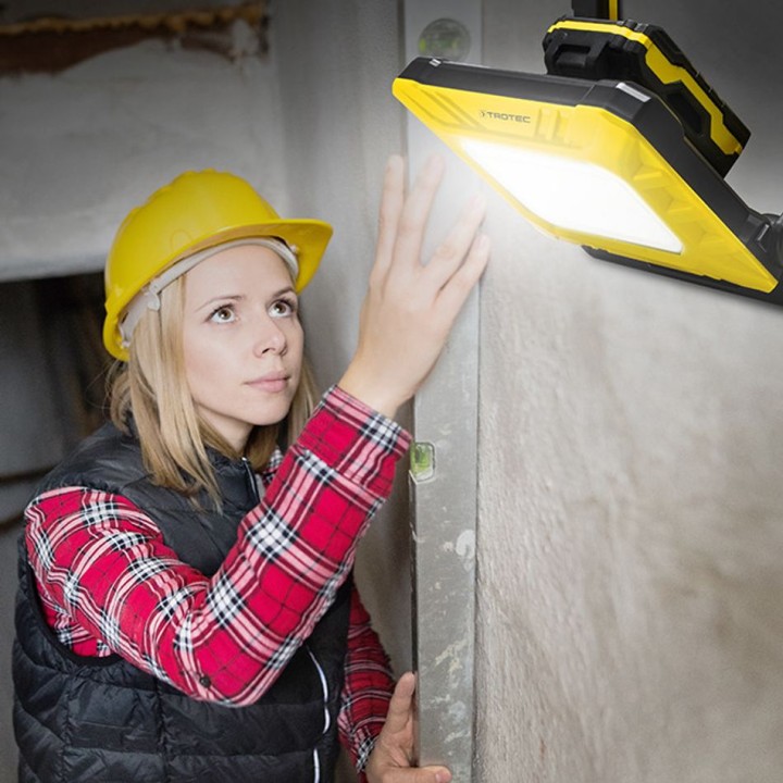 Akku-LED-työvalo PWLS 15-20V akulla ja laturilla