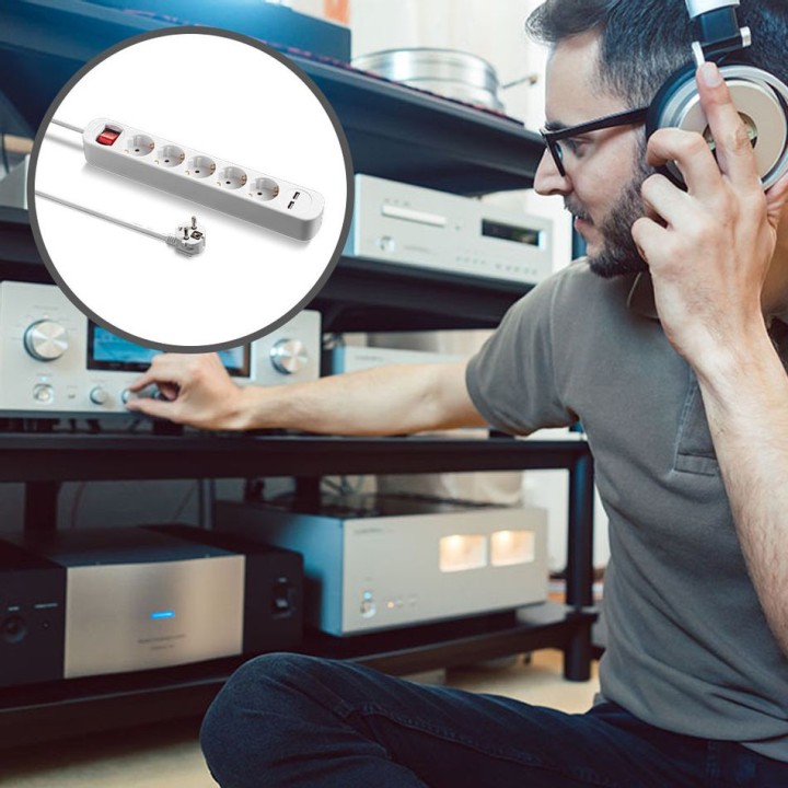 PVH5-jatkopistorasia 5 pistorasialla ja 2 USB-latausliitännällä