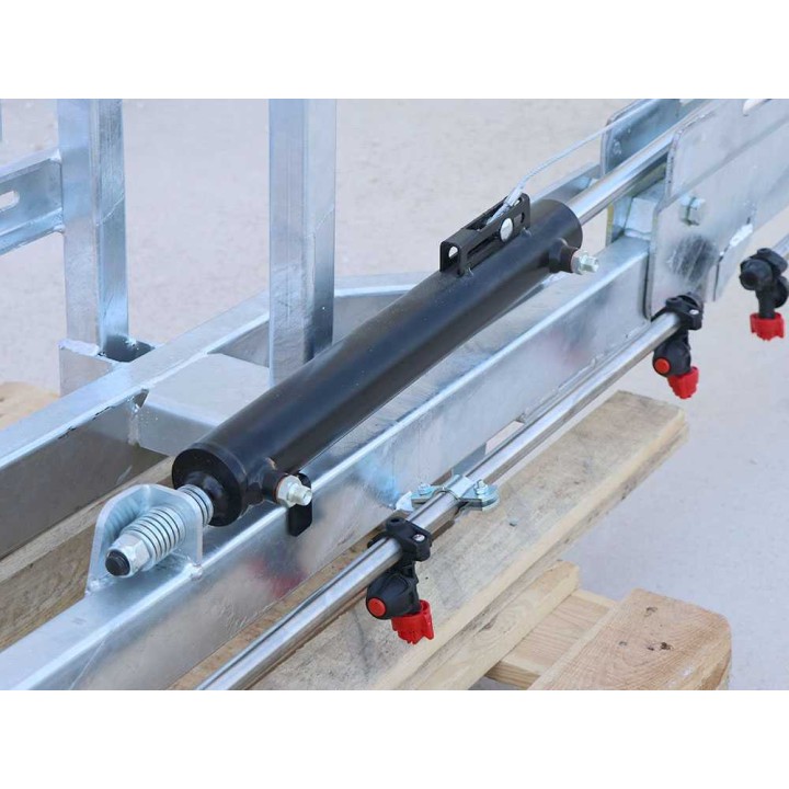 Hydraulinen 12 m ruiskutuspuomisto, 24 kalvosuutinta, 2 hydraulisylinteriä
