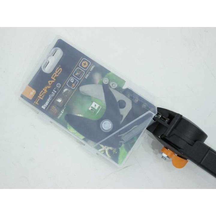 Fiskars UP84 oksaleikkuri, kiinteä varsi 233 cm, leikkuuhalkaisija 32 mm