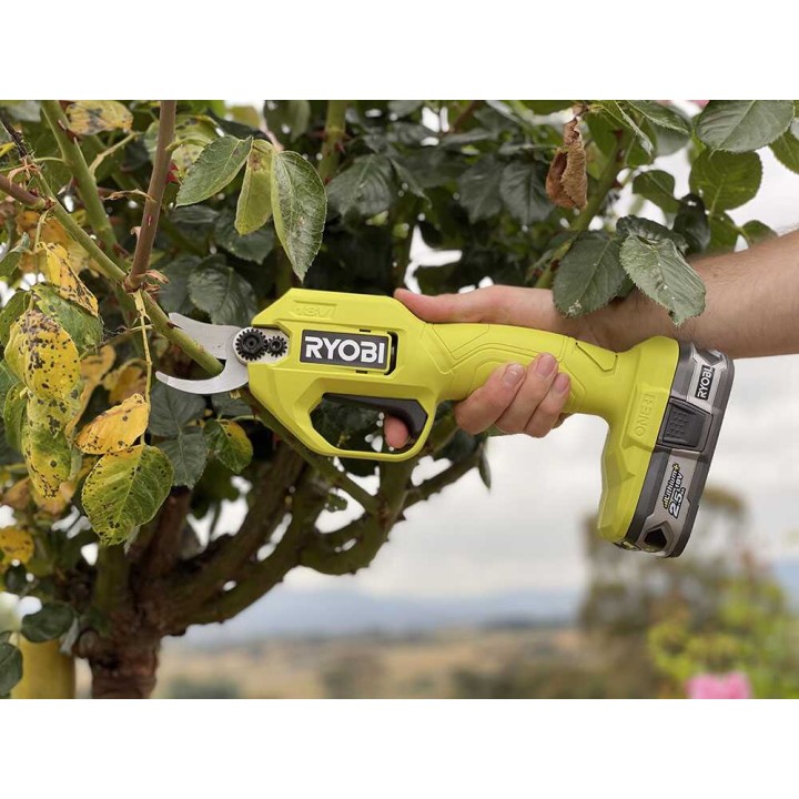 Ryobi RY18SCA-0 18 V oksasakset, 25 mm, 4 Ah akku ja laturi