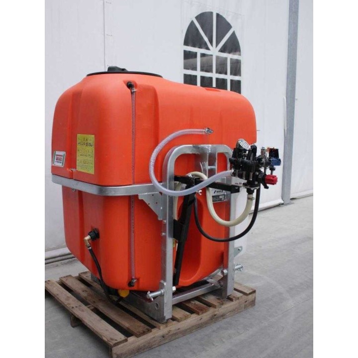 Tornado EMILIA 600/135 traktorikäyttöinen ruiskutuslaite, 600 l, 132 l/min