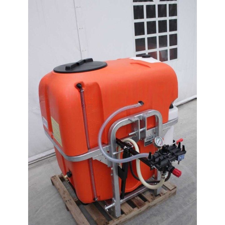 Tornado EMILIA 600/135 traktorikäyttöinen ruiskutuslaite, 600 l, 132 l/min