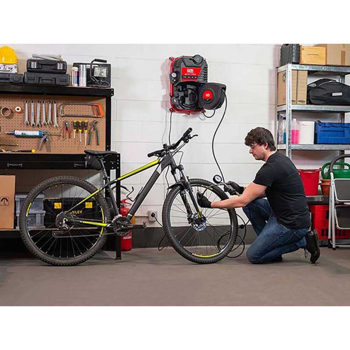 Fini Genius Pro 230/50 seinäkiinnitteinen kompressori, 1,5 HP, 8 bar, 2 l