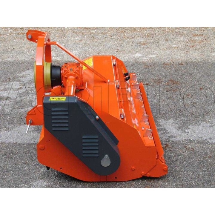 MF 150 keskisarjan traktorimurskain, 150 cm, 35–40 HP, hammastetut vasarat